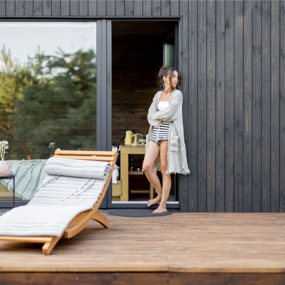 Frau vor modernem Fenster<br>